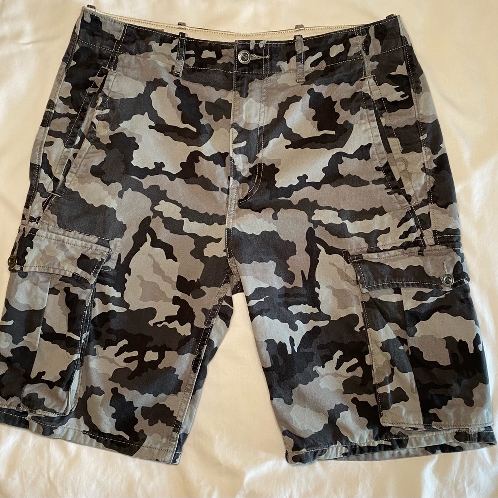 Levi’s gray camo cargo shorts size 31W